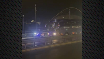 Συνοδεία μηχανοκίνητης πορείας έφυγε η αποστολή του Ολυμπιακού από το ΟΑΚΑ για το ξενοδοχείο, βίντεο