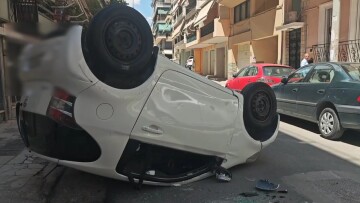 Τροχαίο στον Πειραιά: Τούμπαρε ΙΧ, απεγκλωβίστηκε ο οδηγός, δείτε βίντεο