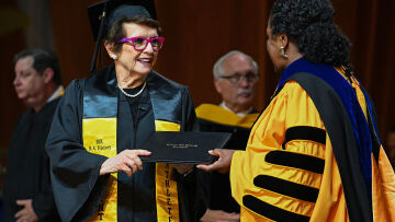 Η Billie Jean King πήρε πτυχίο στα 82 της, 61 χρόνια αφότου παράτησε το πανεπιστήμιο