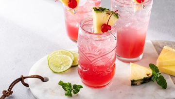Cocktails με τζιν: 8 συνταγές για απολαυστικά απογεύματα στη βεράντα