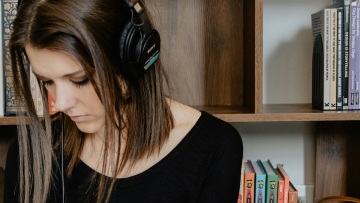 Ακοή: Πώς την επηρεάζει ο εμμηνορροϊκός κύκλος μας και πώς η εμμηνόπαυση;