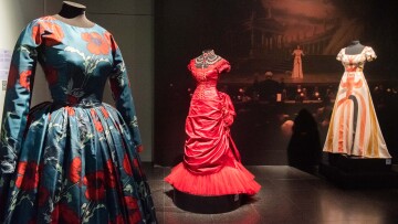“Maria La Callas”: Τι είδαμε στην έκθεση στο Μουσείο Μπενάκη - Τα εμβληματικά κοστούμια και τα εντυπωσιακά φορέματα