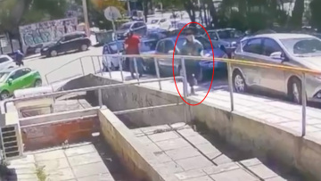 «Χτυπούσε το κεφάλι μου και άρχισε να με πνίγει»: Η 52χρονη περιγράφει την άγρια επίθεση από τον 25χρονο Αιγύπτιο στο μαγαζί της