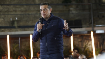 Σήμερα παρουσιάζει το κόμμα του ο Αλέξης Τσίπρας στο Θησείο με φόντο την Ακρόπολη, υπό τους ήχους του Κραουνάκη