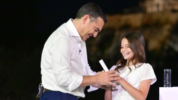 Ποιοι πήγαν στα αποκαλυπτήρια του κόμματος Τσίπρα, η αμηχανία για το ΕΛΑΣ και η μικρή Ήρα: Όλα όσα έγιναν στο Θησείο