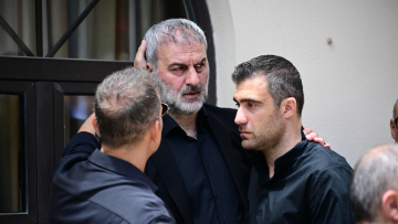 Σύσσωμος ο αθλητικός κόσμος στο πλευρό του Δέλλα στην κηδεία της Μαστροκώστα: Οι συμπαίκτες από το Euro 2004 και οι πρώην συνεργάτες