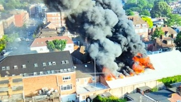 Μεγάλη φωτιά σε σούπερ μάρκετ εβραϊκής γειτονιάς στο δυτικό Λονδίνο, δείτε βίντεο