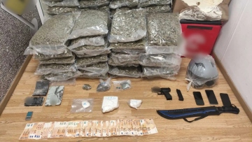 Συνελήφθη 25χρονος στην Αττική για κατοχή και διακίνηση ναρκωτικών: Κατασχέθηκαν αεροβόλο πιστόλι και σχεδόν 5.000 ευρώ
