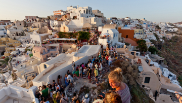 Συναγερμός για τα νησιά που θυμίζουν... Αττική το καλοκαίρι: Βουλιάζουν από κόσμο Σαντορίνη, Σαλαμίνα και Μύκονος