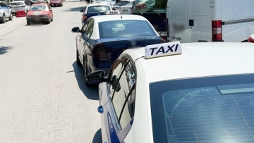 Εντατικοί έλεγχοι της Τροχαίας σε πιάτσες ταξί στη Θεσσαλονίκη: Βεβαιώθηκαν 18 παραβάσεις σε μία ημέρα