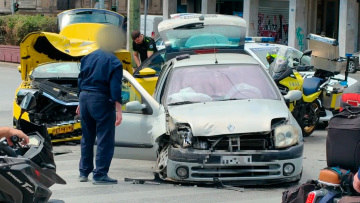 Τροχαίο στην Αλεξάνδρας με μια γυναίκα τραυματία μετά από σύγκρουση ταξί με ΙΧ, δείτε βίντεο