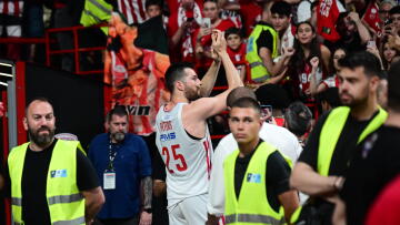«Πίτερς αλάνι για πάντα στο λιμάνι»: Ο κόσμος του Ολυμπιακού ζήτησε την παραμονή του Αμερικανού, βίντεο 