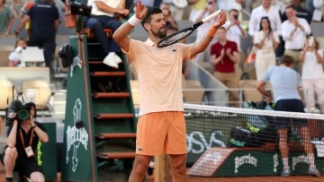 Σόου Τζόκοβιτς στο Roland Garros: O απίστευτος πόντος, ο χορός αλά Μάικλ Τζάκσον και τα νεύρα για τους οπαδούς που «δεν έχουν σεβασμό»