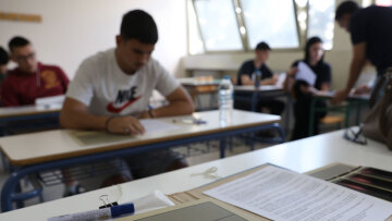 Πανελλαδικές 2026: Ποιοι επιλέγουν τα θέματα, τι συμβαίνει στο «κέντρο επιχειρήσεων» του υπουργείου Παιδείας