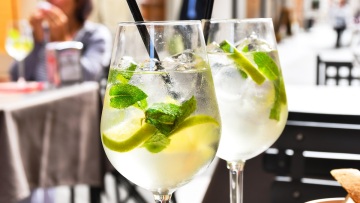 Η Αθήνα έγινε spritz city; Αυτά είναι τα aperitivo spots που γεμίζουν το κέντρο