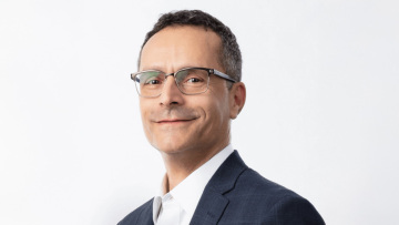 Γιατί το πρώην στέλεχος της Google που στήριξε OpenAI και Anthropic θέλει να απομακρύνει τον κόσμο από τις οθόνες του