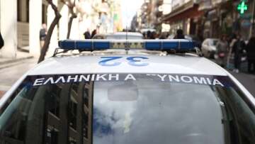Συνελήφθη αστυνομικός με παράνομα όπλα και 8.000 ευρώ στη λεωφόρο Βουλιαγμένης
