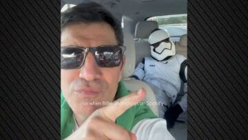Ο Σάκης Ρουβάς ανέβασε βίντεο με τον γιο του να χορεύει στο αμάξι φορώντας στολή από το Star Wars