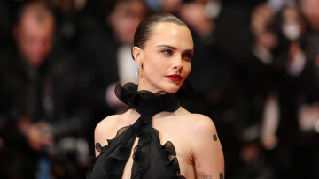 Η Cara Delevingne δηλώνει περήφανα λεσβία και εξηγεί γιατί άργησε να το πει
