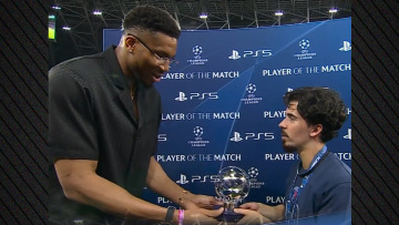 Champions League: Ο Αντετοκούνμπο βράβευσε τον MVP του τελικού Βιτίνια, δείτε βίντεο