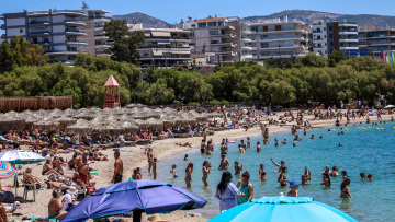 Γέμισαν κόσμο οι παραλίες της Αττικής, ανάσα δροσιάς ψάχνουν όσοι δεν έφυγαν για το τριήμερο του Αγίου Πνεύματος 