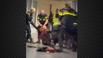Βίαιη σύλληψη Παλαιστίνιας εγκύου στην Ολλανδία: Αστυνομικοί την πέταξαν στο έδαφος και την έσυραν από τα μαλλιά, δείτε βίντεο