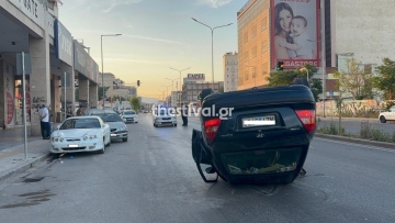 Σοβαρό τροχαίο στη Θεσσαλονίκη: Αυτοκίνητο «καρφώθηκε» πάνω σε παρκαρισμένα ΙΧ και ντελαπάρισε, δείτε βίντεο
