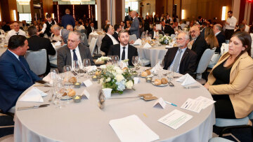 Η πιο αμήχανη στιγμή: Έβαλαν Γεωργιάδη, Ανδρουλάκη και Κωνσταντοπούλου στο ίδιο τραπέζι, δεν αντάλλαξαν κουβέντα
