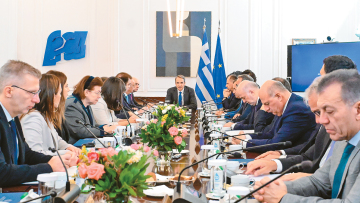 Η ΝΔ βλέπει επανάληψη του διπόλου του 2023 με βασικό αντίπαλο τον Τσίπρα και χτίζει στρατηγική μίας κάλπης κόντρα στη χαλαρή ψήφο