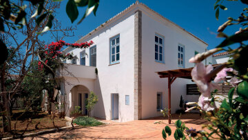 Magenta House: Ένα από τα ωραιότερα καπετανόσπιτα των Σπετσών μάς ανοίγει τις πόρτες του