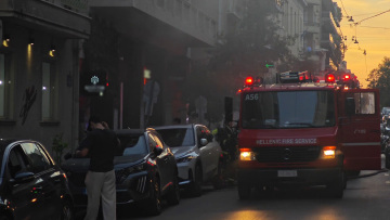 Φωτιά σε υπόγειο καταστήματος στο Κολωνάκι, δείτε βίντεο