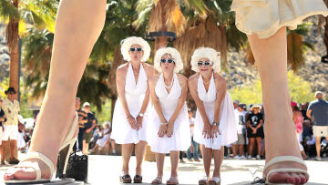 Πάνω από 1.000 σωσίες της Marilyn Monroe έσπασαν παγκόσμιο ρεκόρ για τα 100 χρόνια από τη γέννησή της