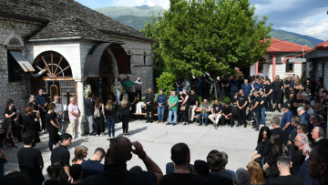 Σε κλίμα οδύνης έγινε η κηδεία του Μάριου Οικονόμου στα Ιωάννινα, δείτε φωτογραφίες