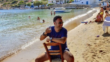 «Πέτρο, πότε θα κατέβεις στο νησί;»: Η Σίφνος του Πέτρου Κουμπλή