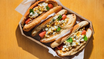 Hot dogs με σαλάτα καλαμπόκι-cottage