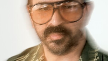 Monsieur Minimal: «Έχω τρομοκρατηθεί με την Τεχνητή Νοημοσύνη. Δεν την έχω χρησιμοποιήσει ακόμα»