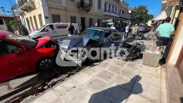Ηλικιωμένος οδηγός παρέσυρε τραπεζοκαθίσματα, δίκυκλα και αυτοκίνητα στο κέντρο της Ναυπάκτου, δείτε βίντεο