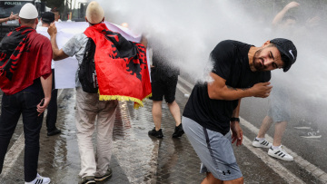 Μαζικές διαδηλώσεις στην Αλβανία για το θέρετρο του γαμπρού του Τραμπ, στο στόχαστρο η κυβέρνηση Ράμα
