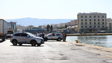 Συναγερμός στο λιμάνι του Πειραιά με αυτοκίνητο που έπεσε στη θάλασσα, σε εξέλιξη επιχείρηση του Λιμενικού