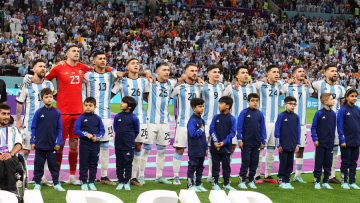 Η μεγάλη αλλαγή της FIFA στην ανάκρουση των Εθνικών ύμνων: Ολόκληρες οι αποστολές των ομάδων θα παρατάσσονται στο κέντρο του γηπέδου