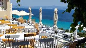 ΑΑΔΕ: 4.000 καλοκαιρινοί έλεγχοι με ΑΙ σε εστίαση, τουρισμό και εμπόριο