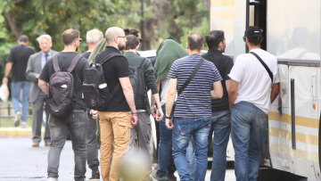 Στην Ευελπίδων οι συλληφθέντες από την Κoζάνη για τις παράνομες επιδοτήσεις του ΟΠΕΚΕΠΕ, δείτε βίντεο από την μεταγωγή τους