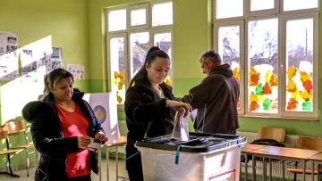 Ομαλά διεξάγονται οι βουλευτικές εκλογές στο Κόσοβο - Αναζητείται διέξοδος στην πολιτική κρίση