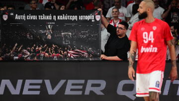 Το πανό-απάντηση των οπαδών του Ολυμπιακού στον Σλούκα: «Αυτή είναι τελικά η καλύτερη ιστορία»