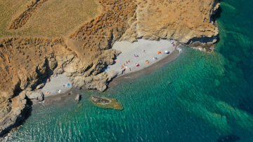Το ελληνικό νησί που η Sun αποθεώνει ως «κρυμμένο θησαυρό» της Ευρώπης