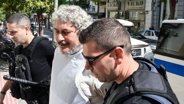 «Ψάχνουμε τον Αντώνη με τα τατουάζ στο Αίγιο»: Το σήμα της Interpol για τον Δαλαμάγκα στην ΕΛΑΣ και η καταγγελία για ενδοοικογενειακή βία από τη μητέρα του