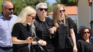  Συντετριμμένη η οικογένεια του Γιώργου Σουφλιά στο τελευταίο αντίο, παρών ο Κυριάκος Μητσοτάκης