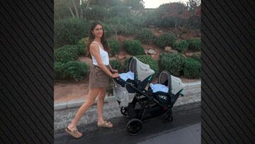 Η Άννα Πρέλεβιτς μπέρδεψε τις δίδυμες κόρες της: Χρειάστηκε να ψάξω τις φωτογραφίες που είχα στείλει στη γιαγιά τους για να θυμηθώ ποια φορούσε τι
