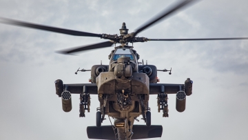 Αμερικανικό ελικόπτερο Apache κατέπεσε κοντά στα Στενά του Ορμούζ, σώα τα δύο μέλη του πληρώματος