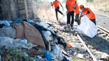 Cyclone Project στη Θήβα: Απομακρύνθηκαν 11 τόνοι απορριμμάτων από σημείο που δημιουργούσε κινδύνους για τον σιδηρόδρομο